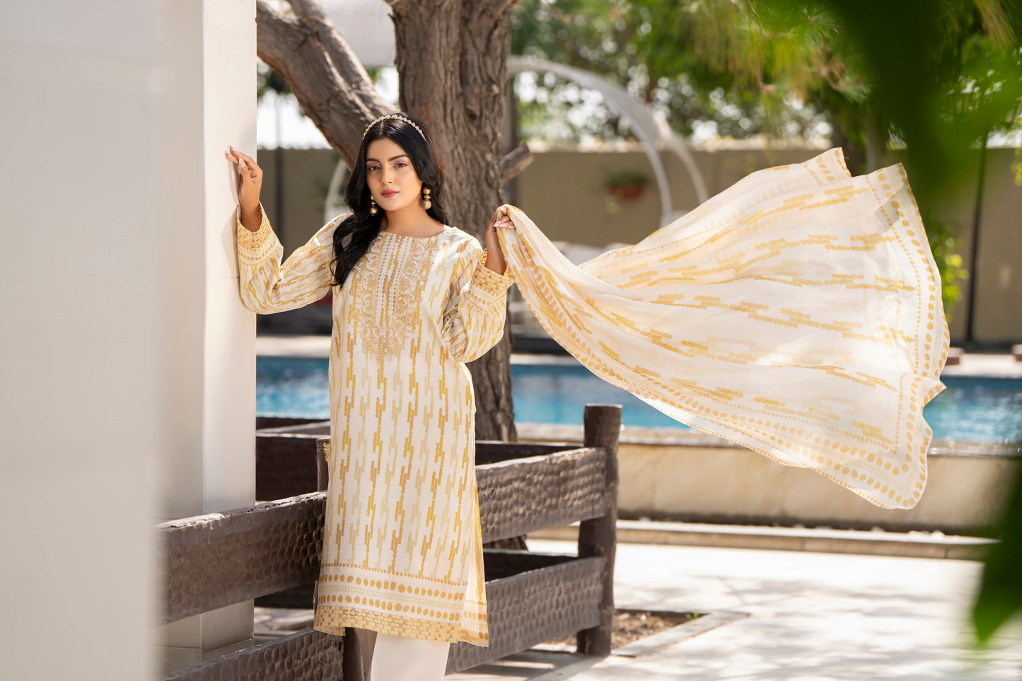 A chic kurta style brought to life with soft lawn fabric, cotton bottoms, and a dupatta that moves gracefully