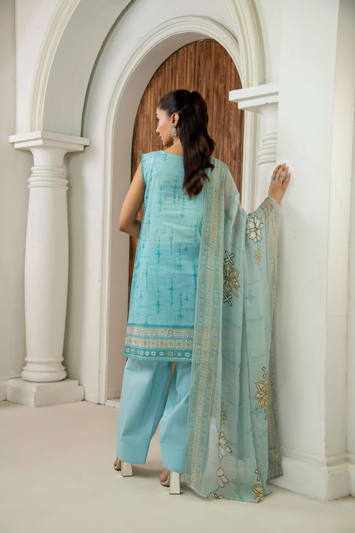 Embroidered kurta with patterned dupatta