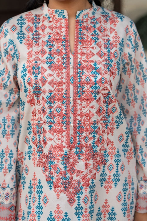 Luxurious summer kurta crafted from premium lawn, paired with chiffon dupatta and cotton trouser for a bold eastern look