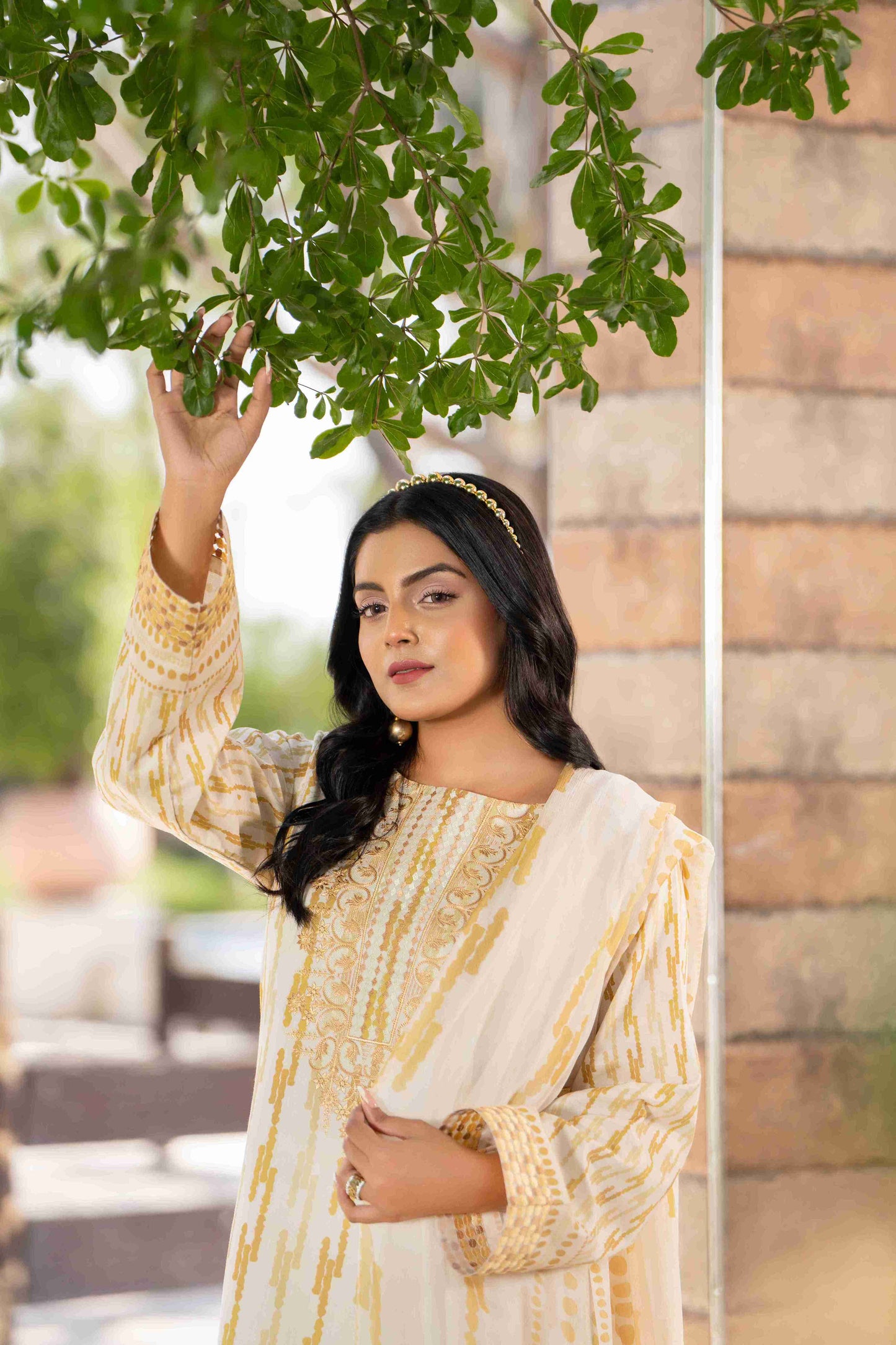 Cool, breathable lawn with delicate detailing, styled with a flowy dupatta that’s made for warm days