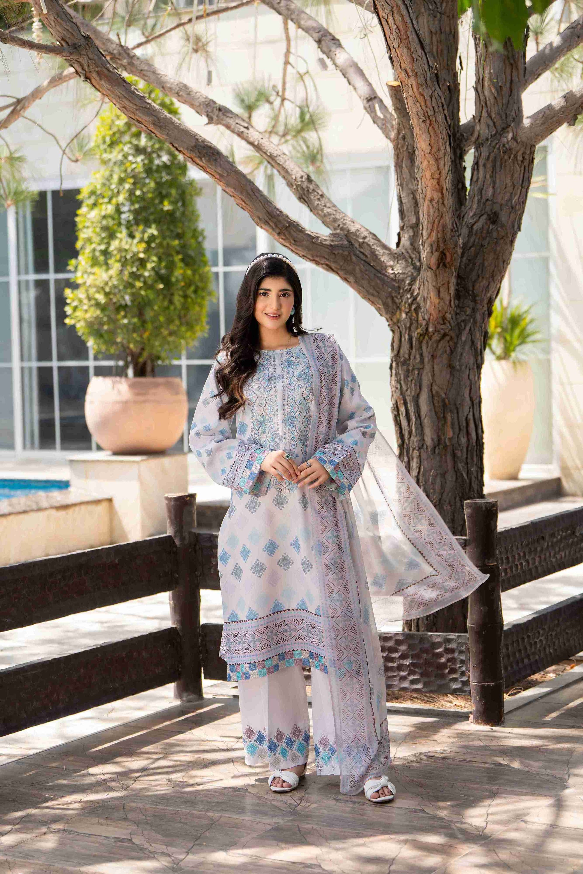 Embroidered lawn kurta with soft chiffon dupatta and cotton trouser for traditional eastern charm