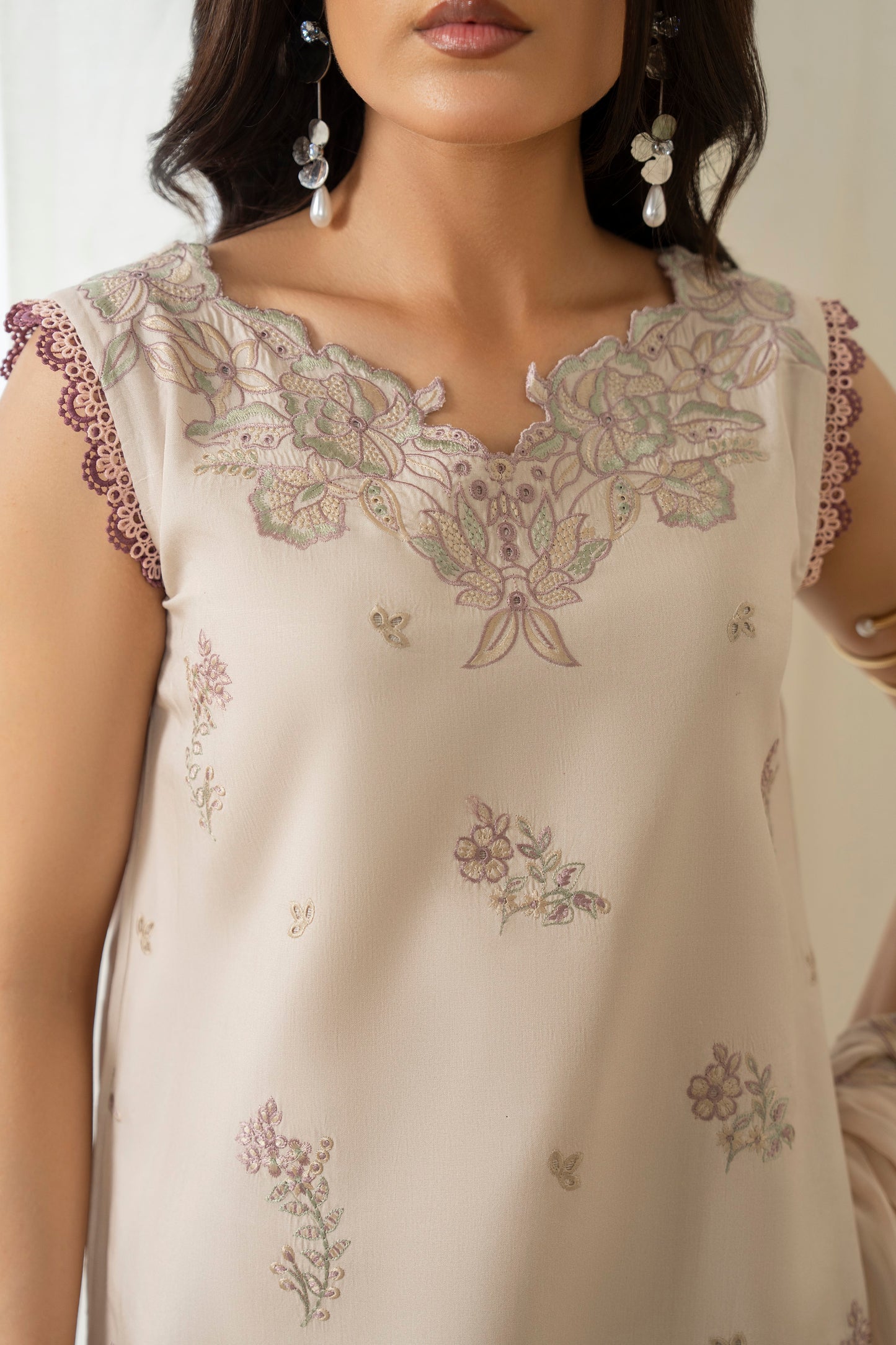 Elegant embroidered viscose shirt with printed trouser and chiffon dupatta