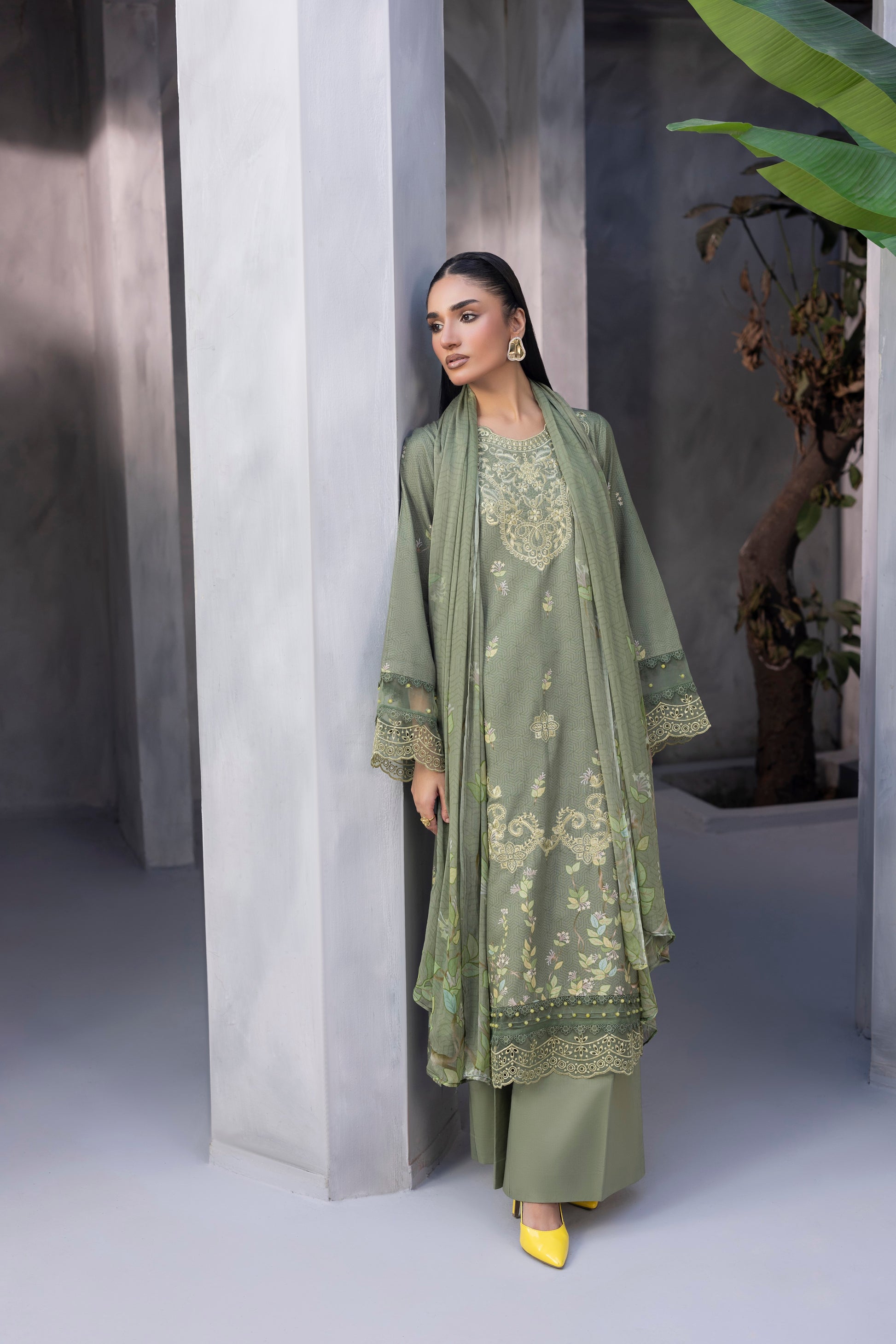 Elegant embroidered Karandi 3PC winter outfit for women
