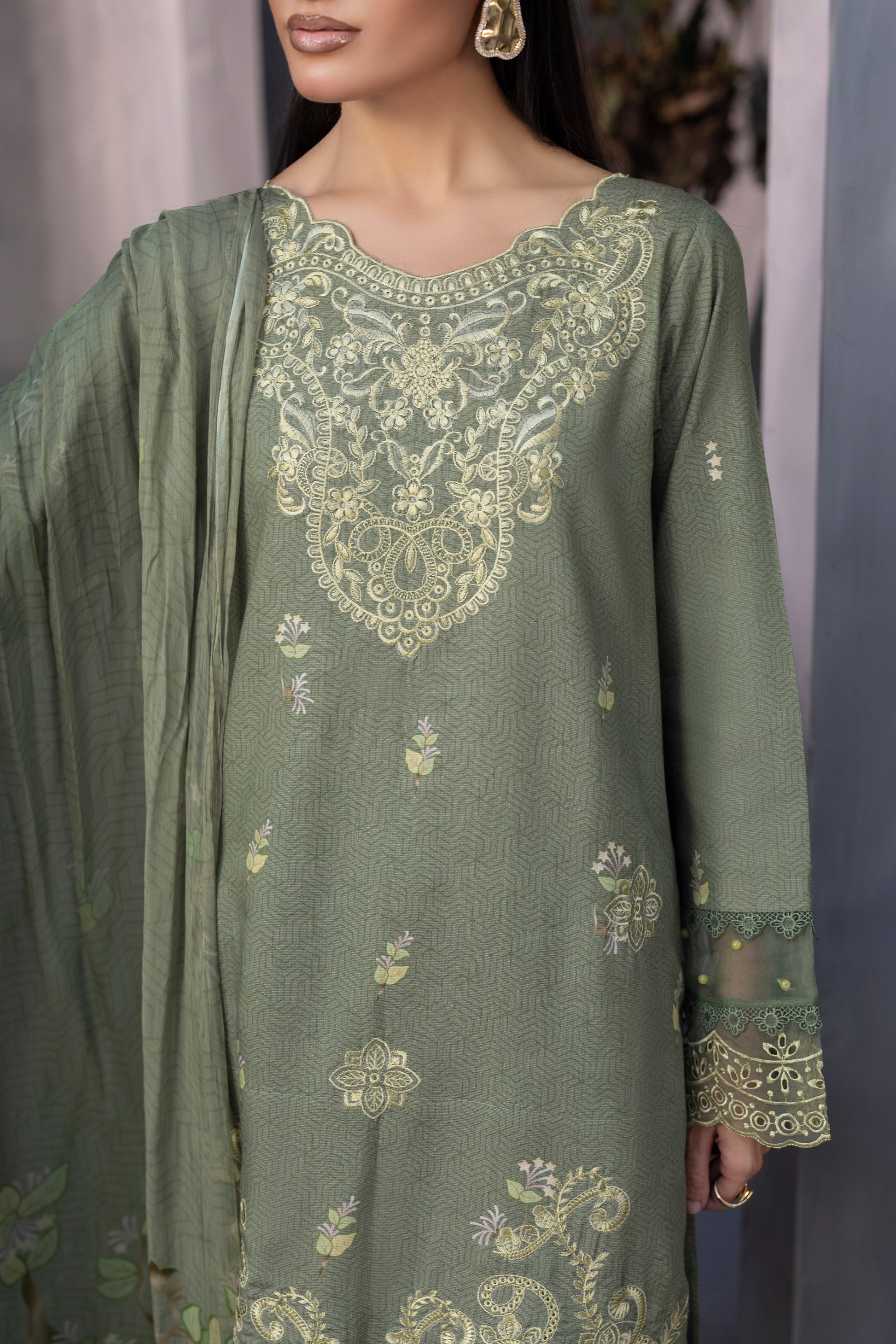 Trendy embroidered Karandi 3PC dress with chiffon dupatta