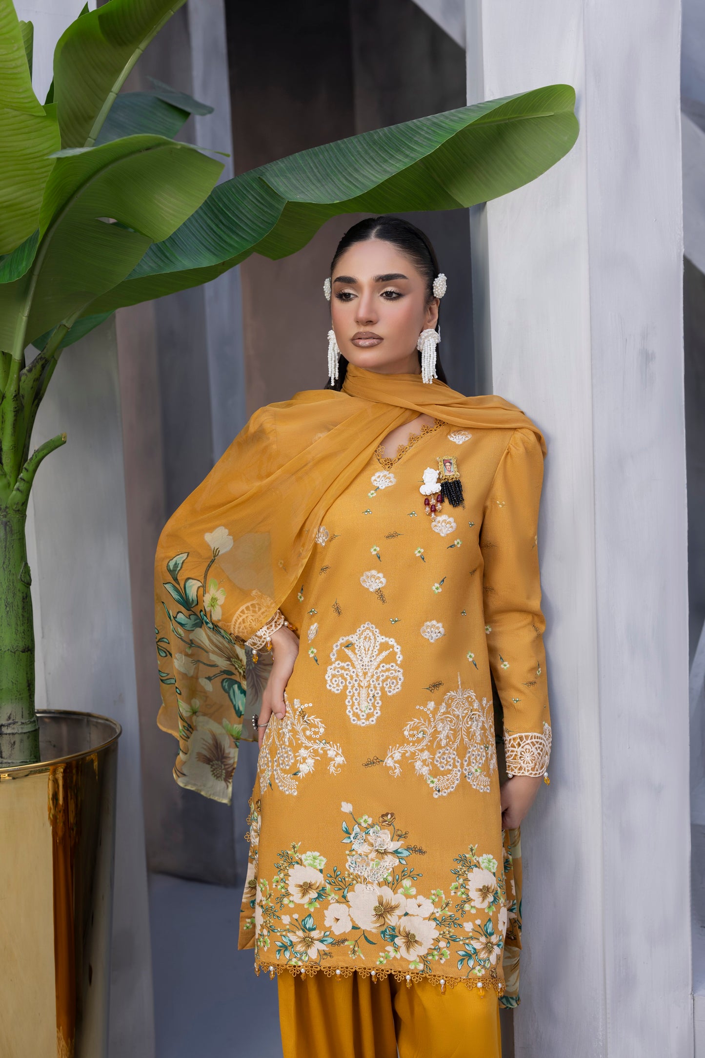 Graceful embroidered Karandi 3PC suit for seasonal elegance