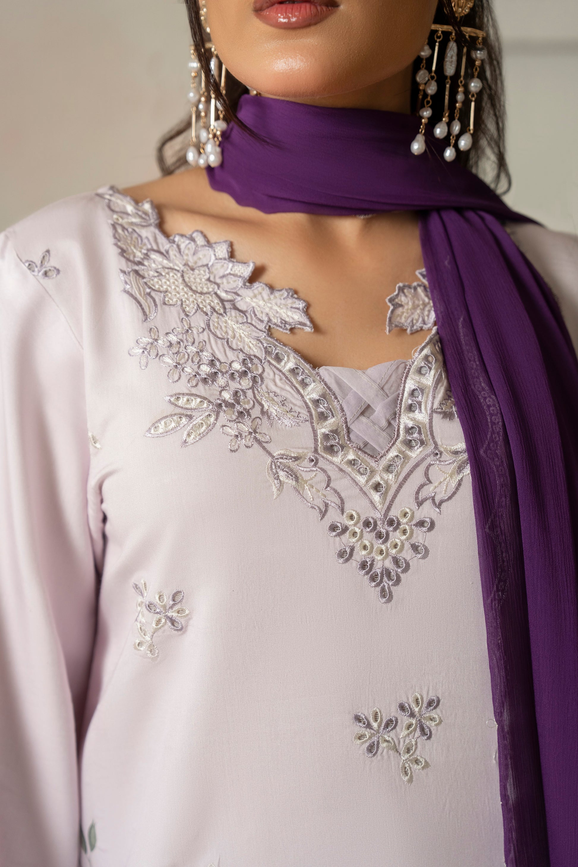 Luxurious embroidered viscose outfit detailed with organza border chiffon dupatta