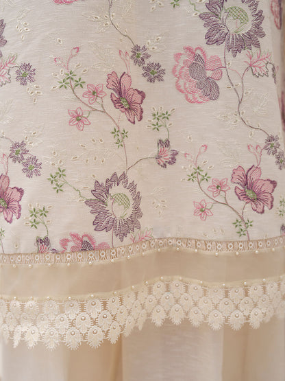 Women’s lawn suit featuring embroidery, chiffon dupatta, and plain karandi trousers
