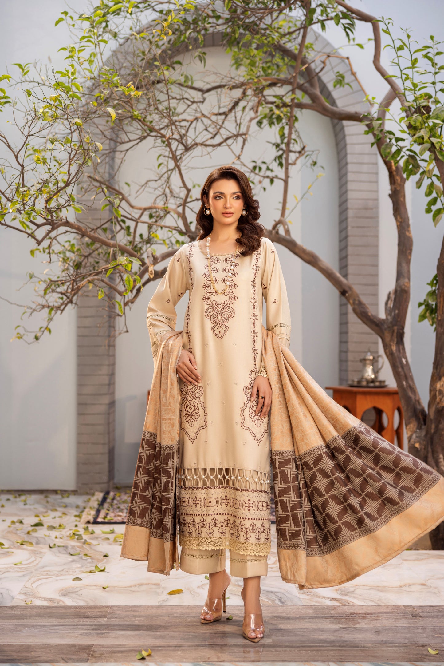 Intricate organza and daman embroidery