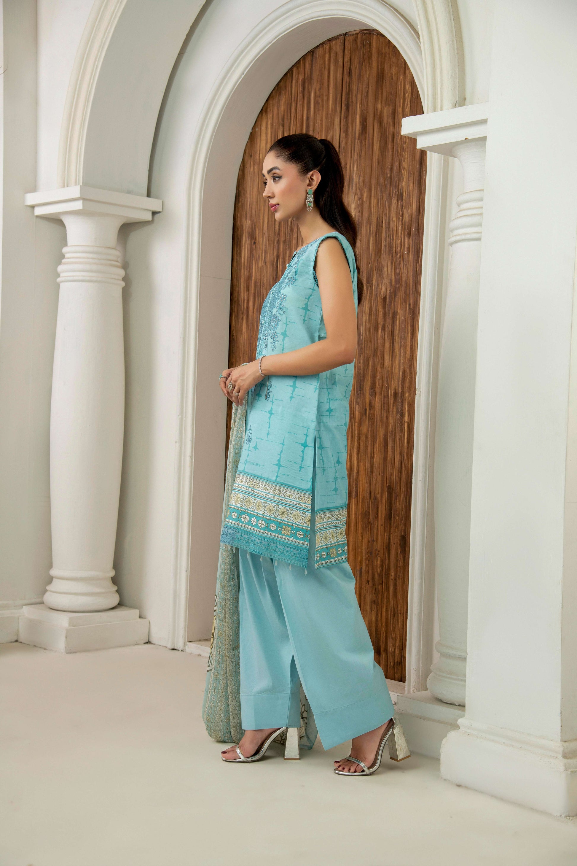  Embroidered lawn shirt styled with dupatta