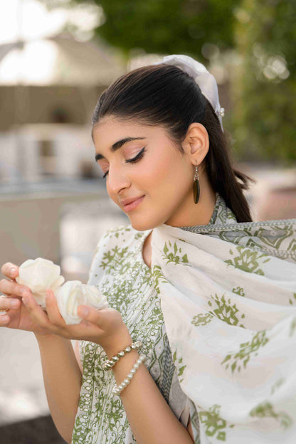 A modern yet traditional outfit, styled with farshi shalwar, printed lawn kurta, and a beautifully designed dupatta