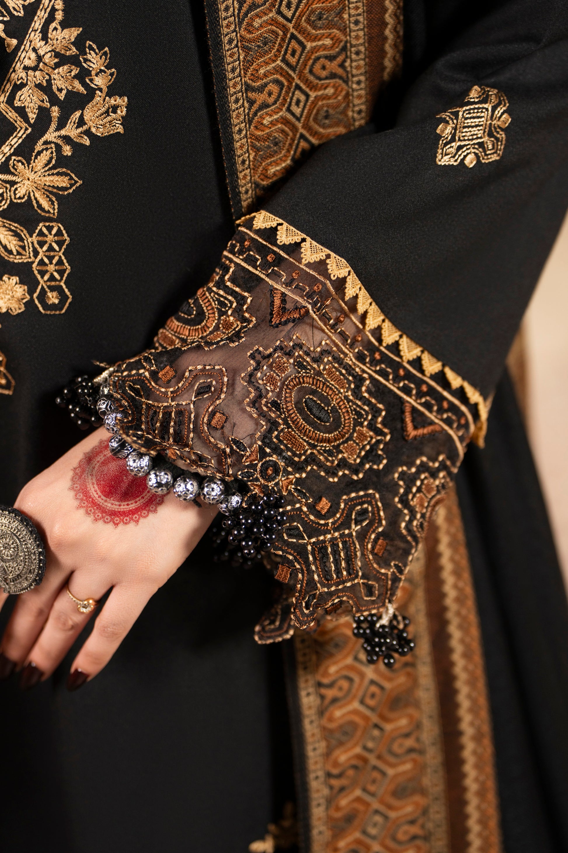 Trendy unstitched 3PC Dhanak winter suit blending traditional embroidery with a modern jacquard shawl.