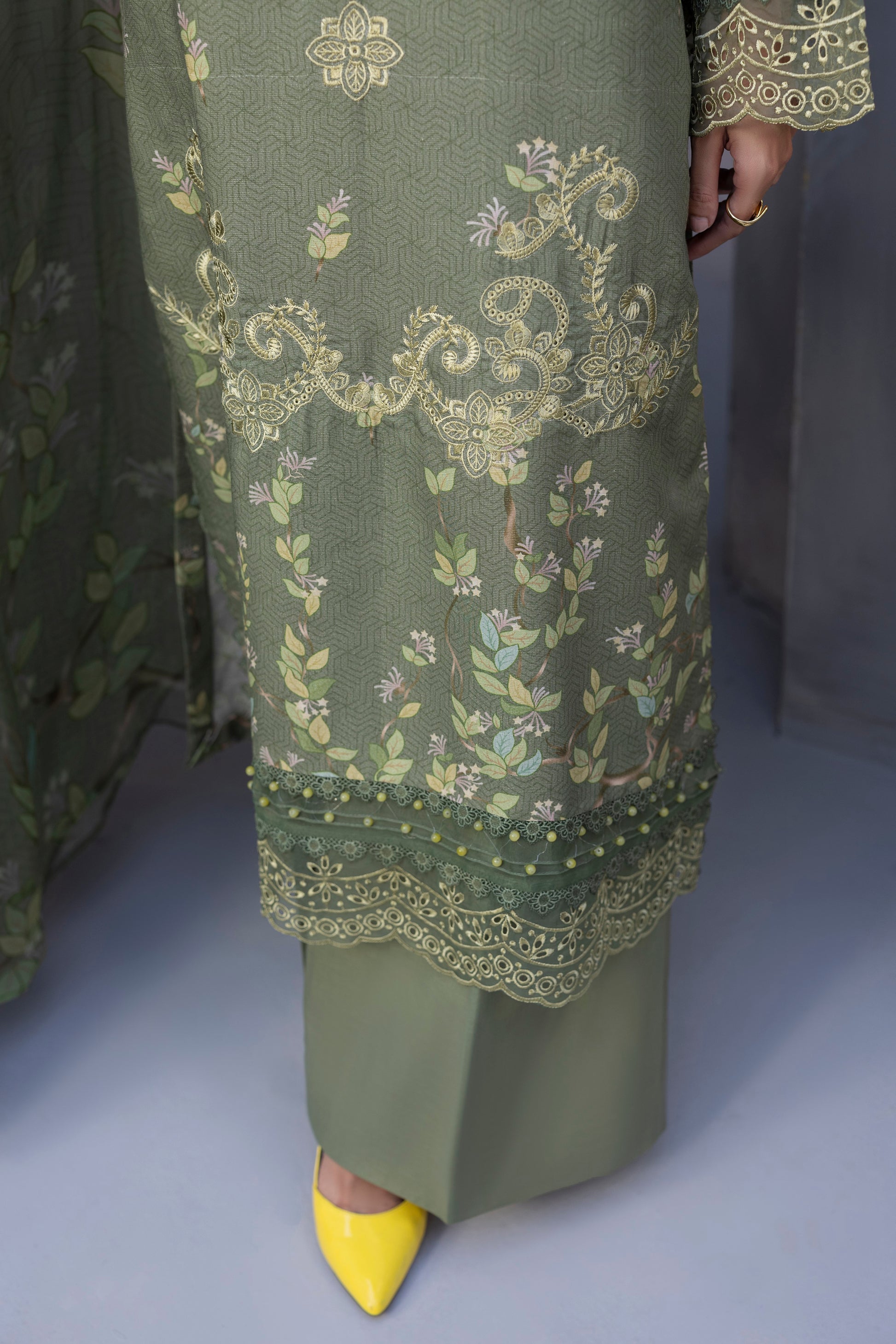 Traditional Karandi 3PC outfit with chiffon dupatta and trouser