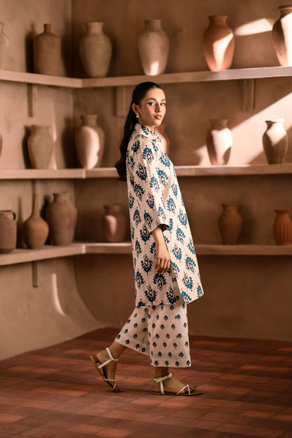 Soft khaddar kurta and trouser set designed for winter fashion