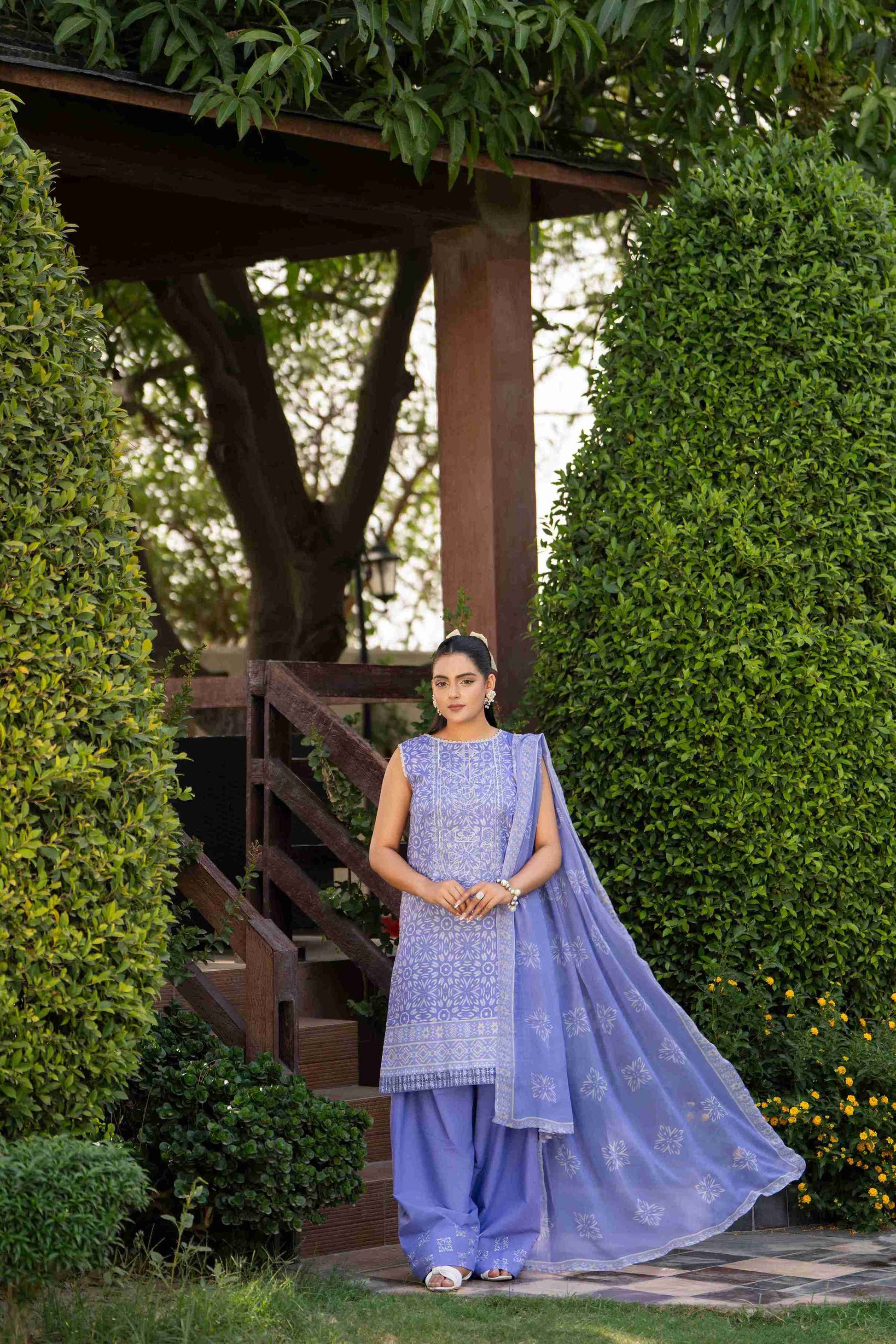 A chic kurta style brought to life with soft lawn fabric, cotton bottoms, and a dupatta that moves gracefully