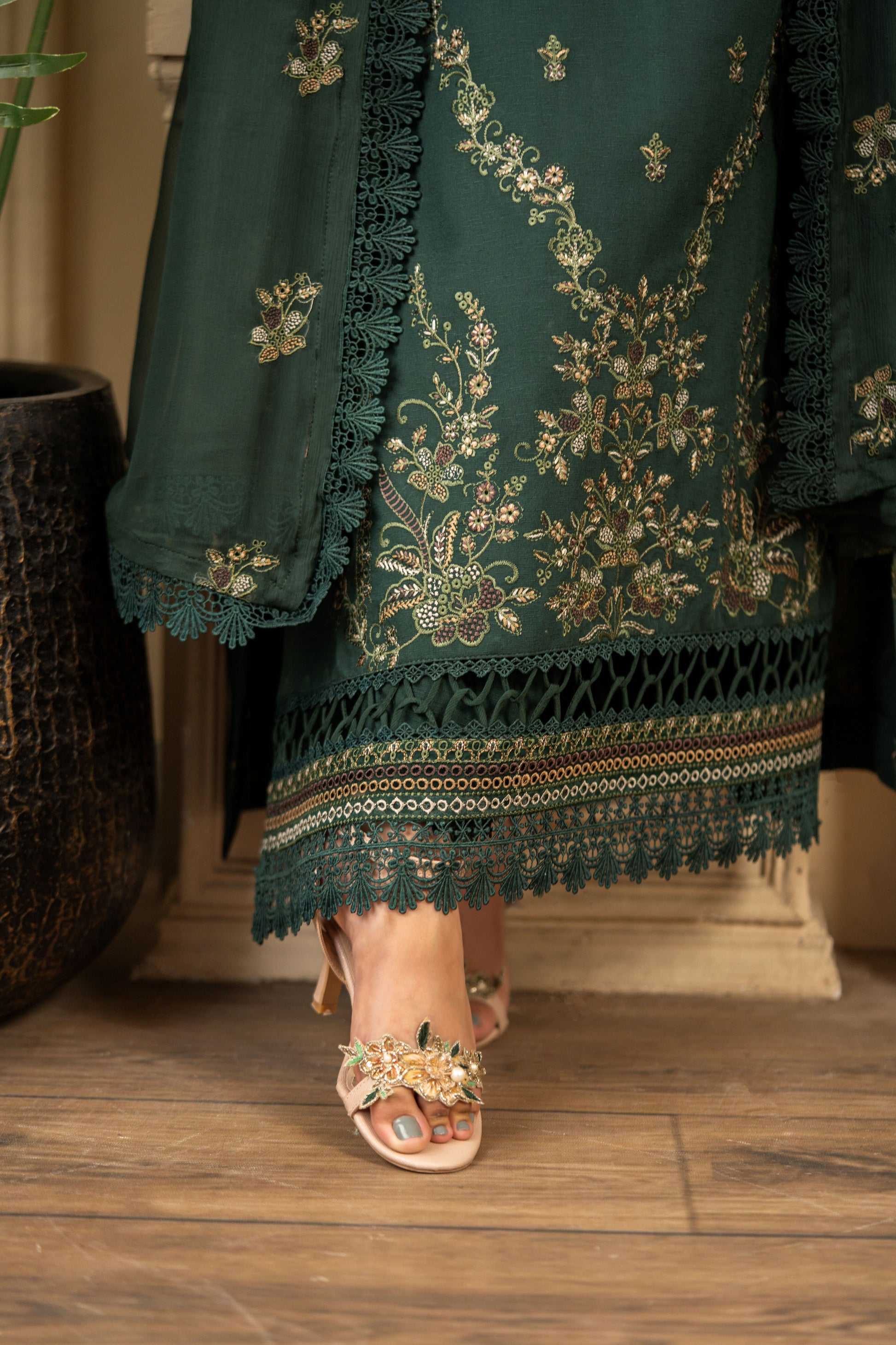 Elegant 3-piece unstitched outfit with stylish dupatta