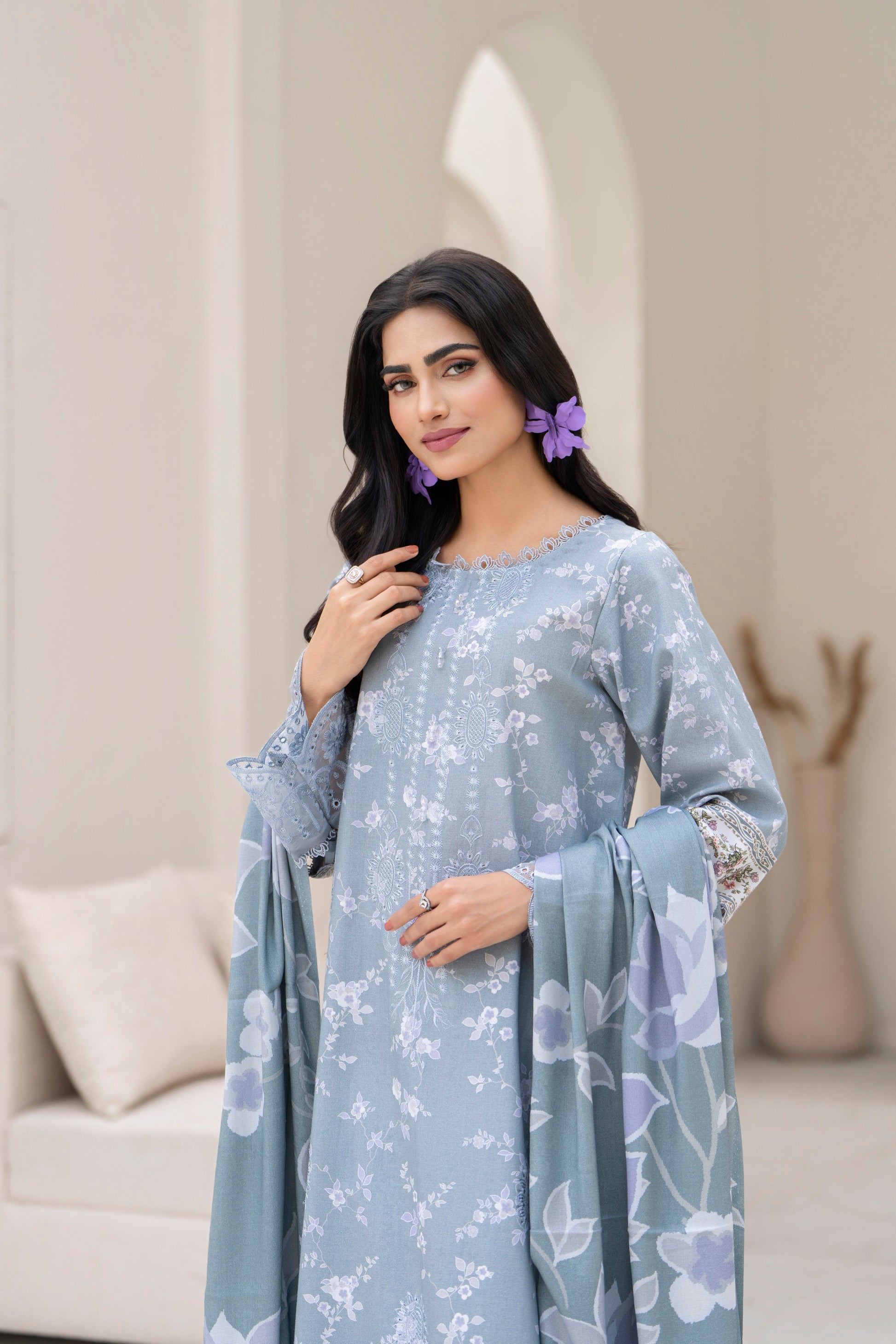 Cozy winter fashion suit with wool shawl