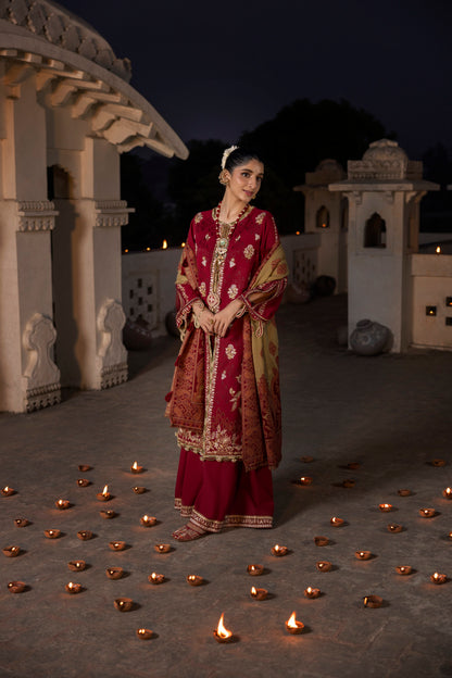 A clear winter outfit featuring Marina details and a warm shawl.
