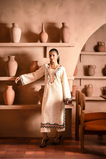 Stylish khaddar suit for weddings and special occasions in winter