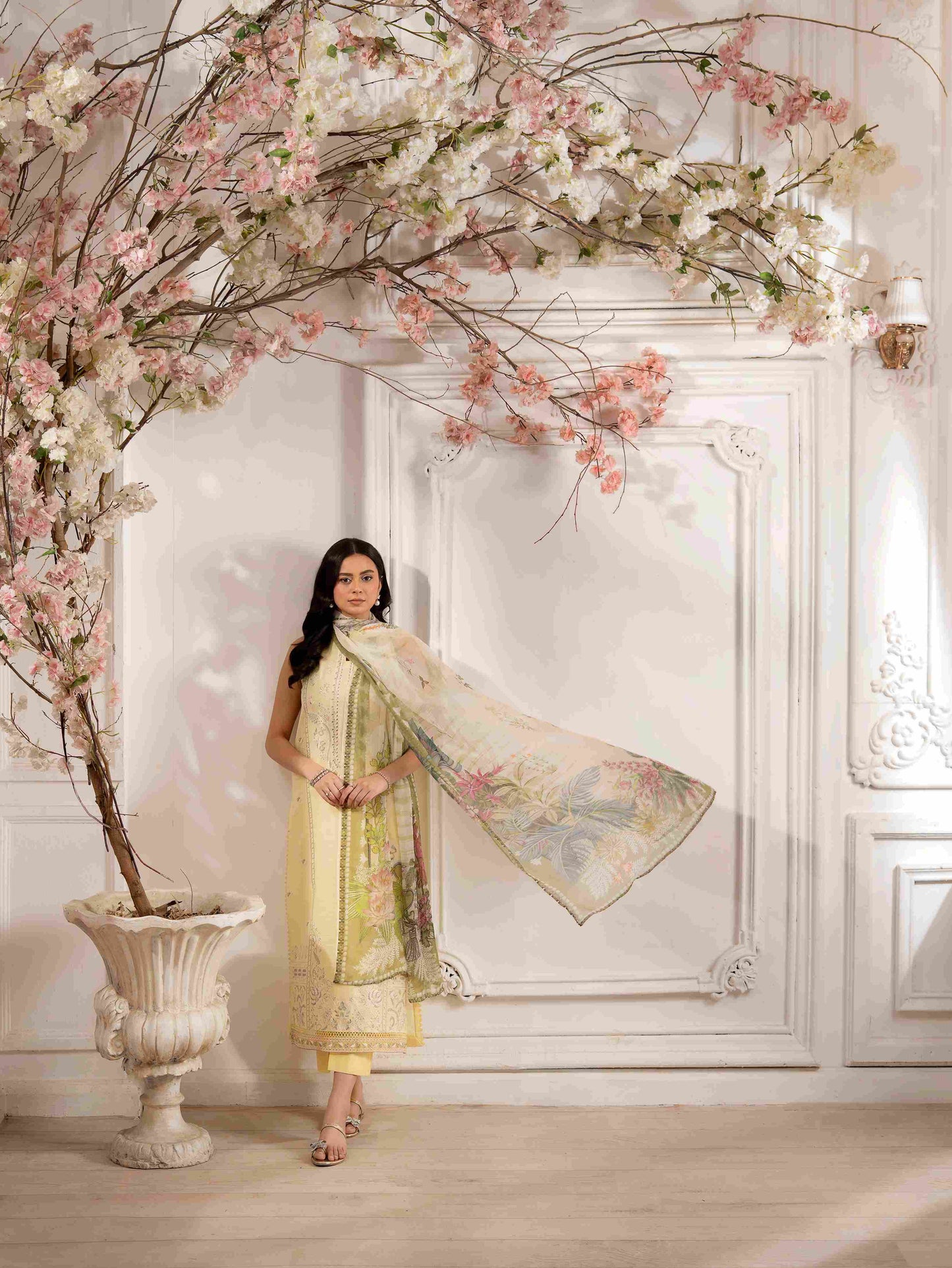 Embroidered front lawn shirt matched with chiffon dupatta for women